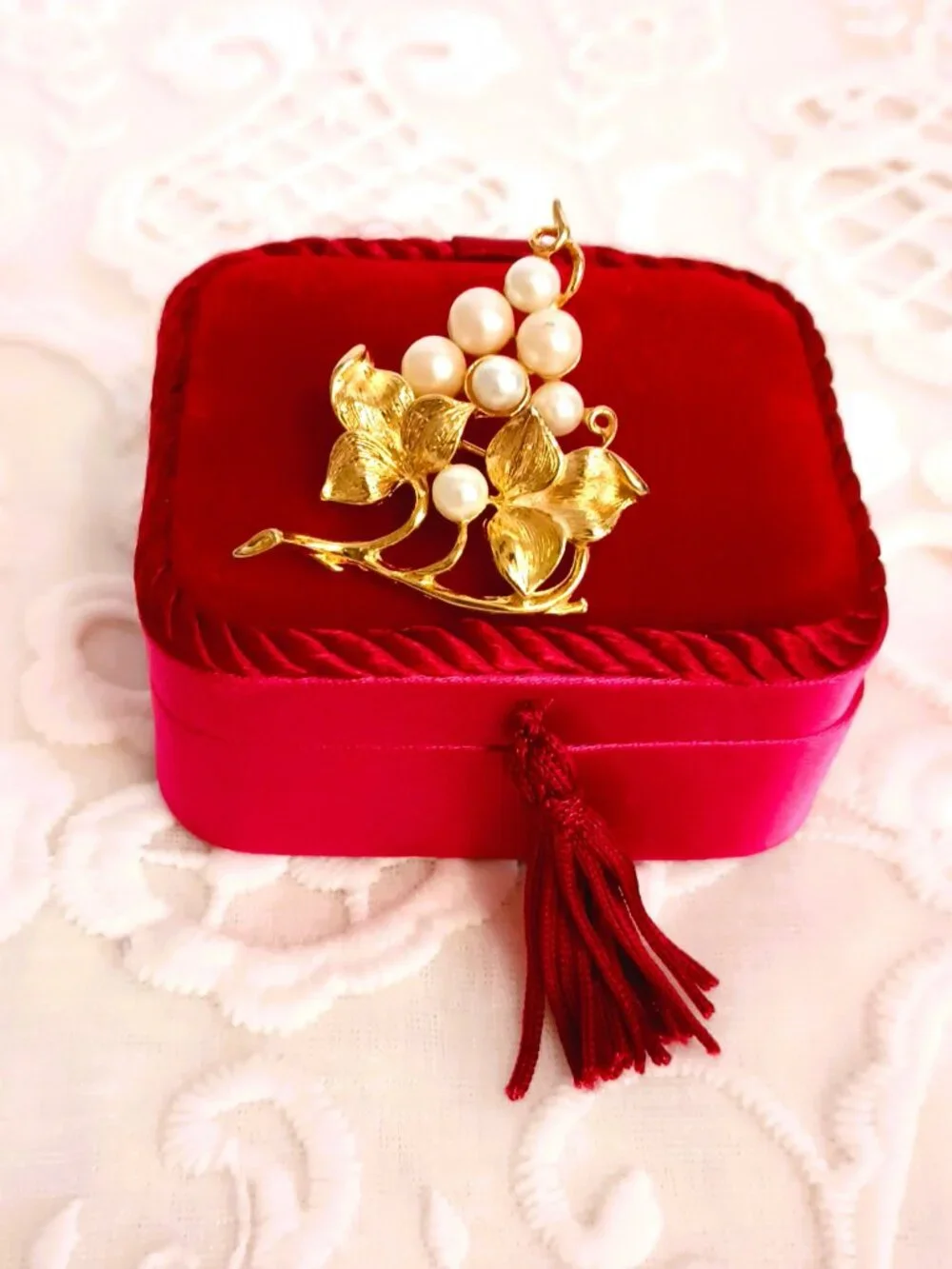 Lisner  Vintage Grape Cluster Brooch Brushed Gold Tone Vines Faux Pearls Pin